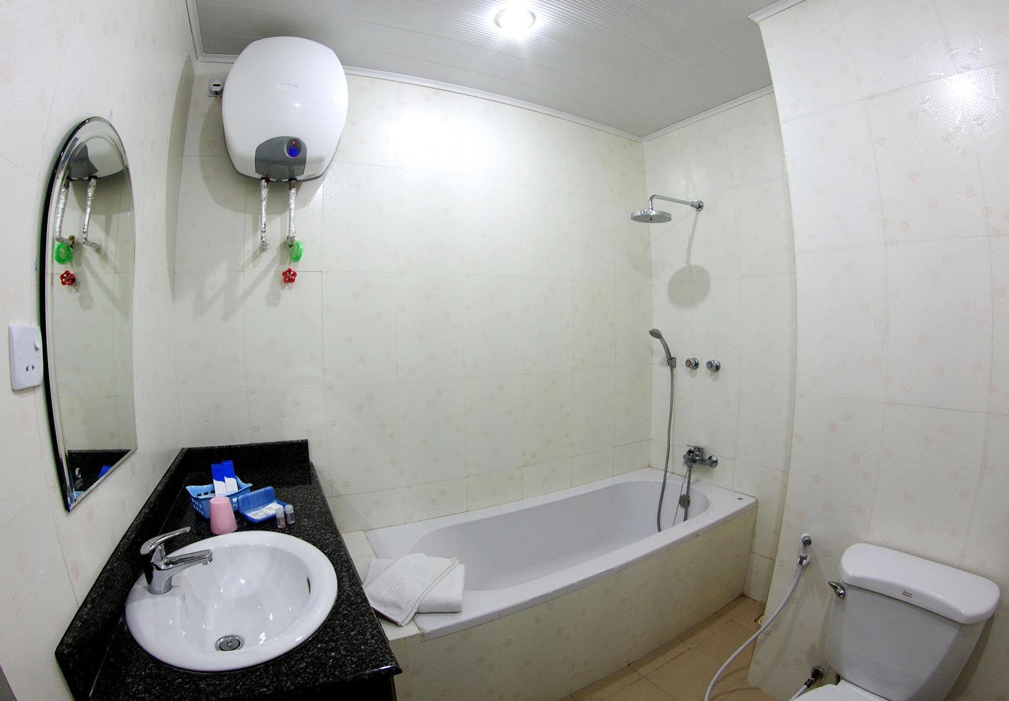 Hotel Glory Янгон Екстериор снимка